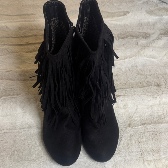 Chic Black Fringe Ankle Booties - Picture 1 of 6